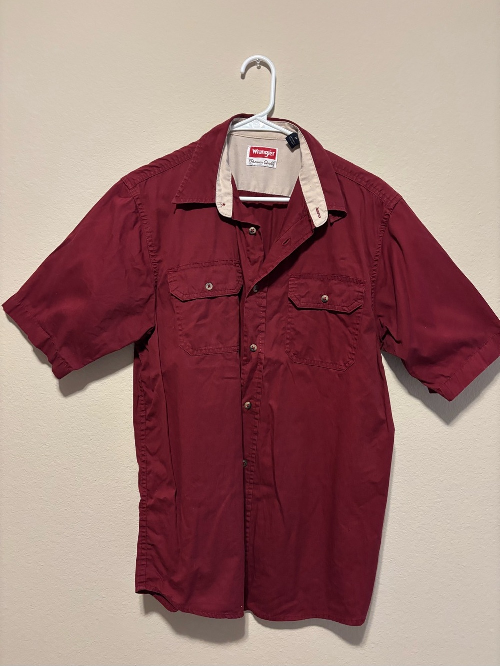 Wrangler Men's Short Sleeve Button-Down Shirt in Burgundy with Contrast Collar